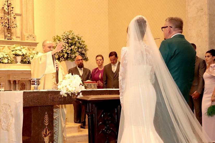 Gabi e Marcos chiesa recebendo as bencaos de Frei Gilson.JPG